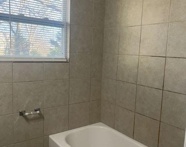 305 W Oak Street - Photo Thumbnail 12