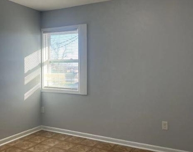 305 W Oak Street - Photo Thumbnail 14