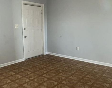 305 W Oak Street - Photo Thumbnail 2