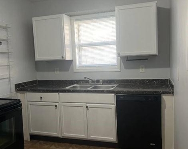 305 W Oak Street - Photo Thumbnail 6