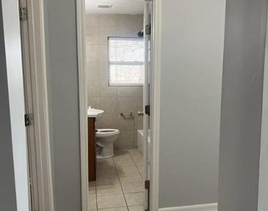 305 W Oak Street - Photo Thumbnail 16