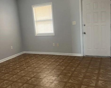 305 W Oak Street - Photo Thumbnail 3