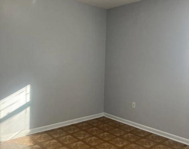 305 W Oak Street - Photo Thumbnail 10