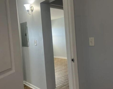 305 W Oak Street - Photo Thumbnail 4