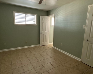 516 Holiday Drive - Photo Thumbnail 15