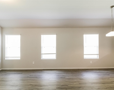 2528 Shad Drive - Photo Thumbnail 3