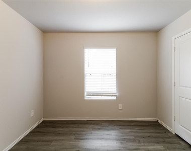2528 Shad Drive - Photo Thumbnail 7
