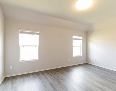 2528 Shad Drive - Photo Thumbnail 4