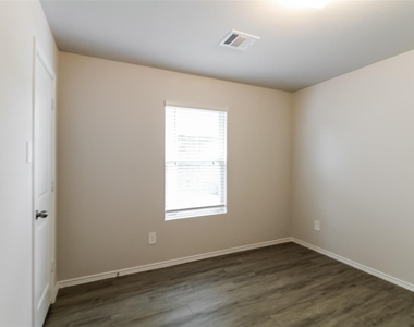 2528 Shad Drive - Photo Thumbnail 9