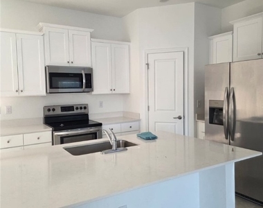4125 Ne 15th Place - Photo Thumbnail 2