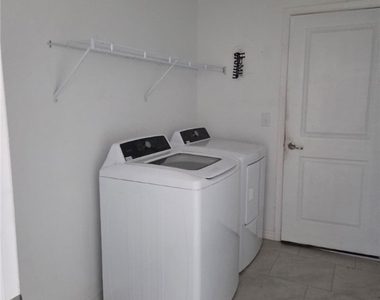 4125 Ne 15th Place - Photo Thumbnail 3