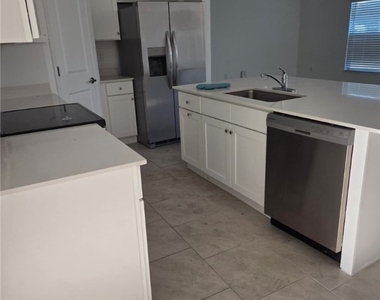 4125 Ne 15th Place - Photo Thumbnail 4