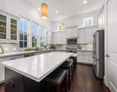816 Ennis Street - Photo Thumbnail 12