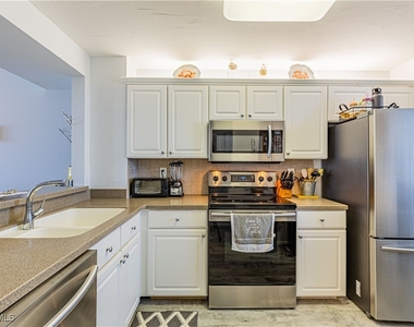 320 Seaview Court - Photo Thumbnail 11