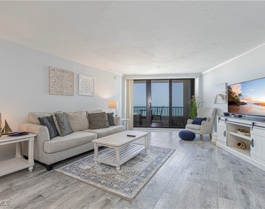 320 Seaview Court - Photo Thumbnail 2