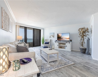 320 Seaview Court - Photo Thumbnail 6