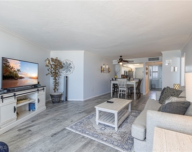 320 Seaview Court - Photo Thumbnail 5