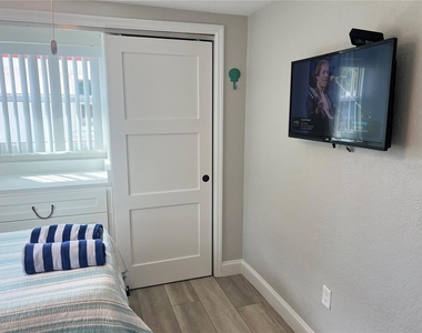 6154 Midnight Pass Road - Photo Thumbnail 10