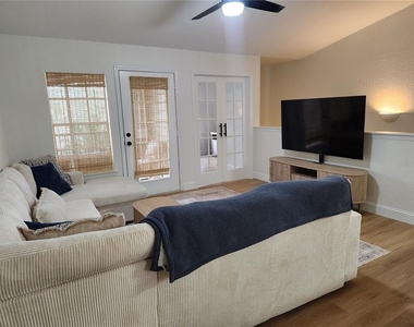 8926 Manor Loop Circle - Photo Thumbnail 5