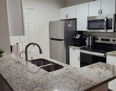 8926 Manor Loop Circle - Photo Thumbnail 6
