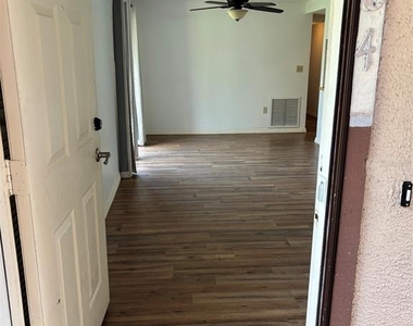 5026 Water Oak Drive - Photo Thumbnail 3