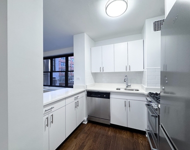 96 5th Avenue - Photo Thumbnail 3