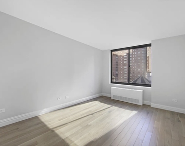 W 48th St - Photo Thumbnail 5