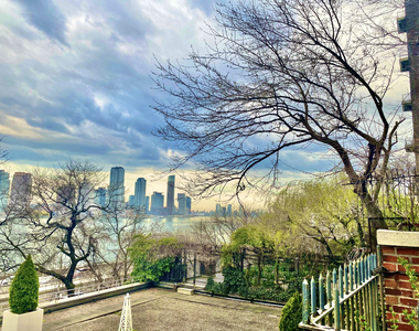 East 50th Street - Photo Thumbnail 8