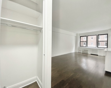East 50th Street - Photo Thumbnail 5