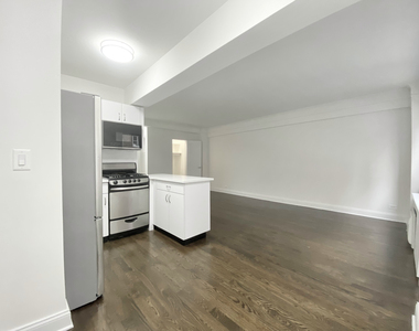 East 50th Street - Photo Thumbnail 3