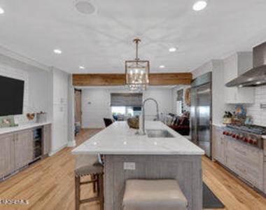 111 Sanborn Avenue - Photo Thumbnail 10