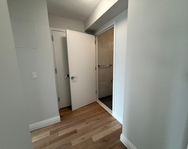 West 48th Street - Photo Thumbnail 3