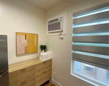 827 S Manhattan - Photo Thumbnail 4
