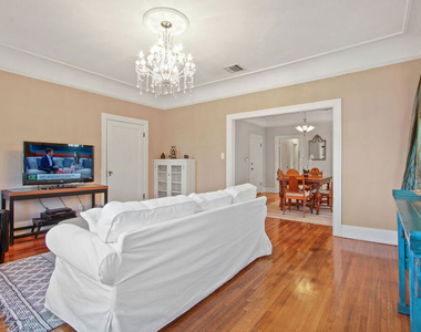 617 N Plymouth Boulevard - Photo Thumbnail 2