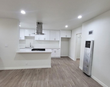 933 S Norton Avenue - Photo Thumbnail 1