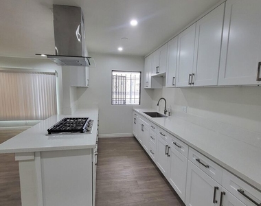 933 S Norton Avenue - Photo Thumbnail 2