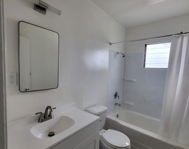 933 S Norton Avenue - Photo Thumbnail 3