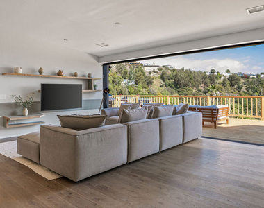2612 Carman Crest Drive - Photo Thumbnail 6