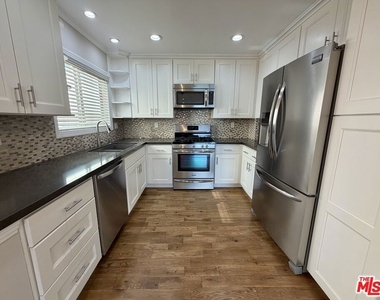 812 N Alfred Street - Photo Thumbnail 5