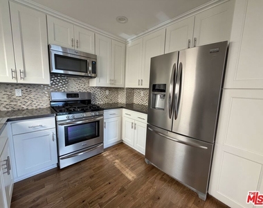 812 N Alfred Street - Photo Thumbnail 7