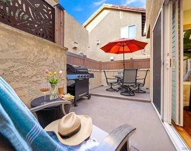886 Felspar St - Photo Thumbnail 2