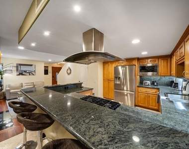 886 Felspar St - Photo Thumbnail 16