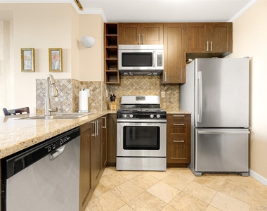 61-20 Grand Central Parkway - Photo Thumbnail 5
