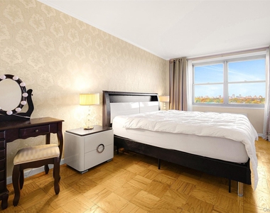 61-20 Grand Central Parkway - Photo Thumbnail 17