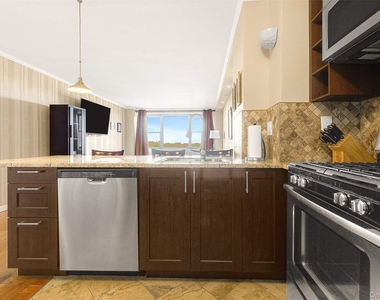 61-20 Grand Central Parkway - Photo Thumbnail 6