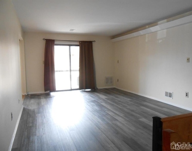512 Sharon Garden Drive - Photo Thumbnail 6