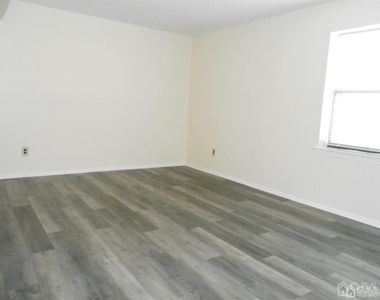 512 Sharon Garden Drive - Photo Thumbnail 12
