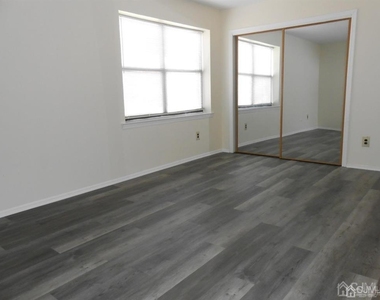 512 Sharon Garden Drive - Photo Thumbnail 13