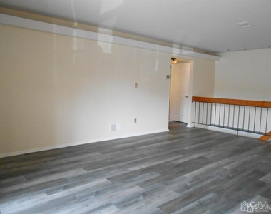 512 Sharon Garden Drive - Photo Thumbnail 7