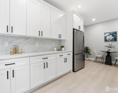 212 Montgomery Street - Photo Thumbnail 2